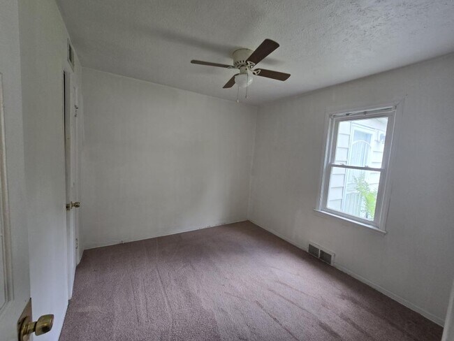 Building Photo - 2553 Greenvale Rd