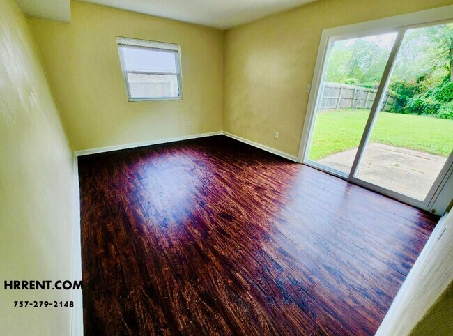 Building Photo - Amazing 6 Bedroom 3 Bathroom Two Story Hom...