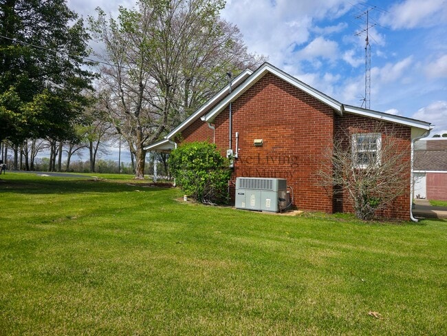 Building Photo - Attention Front Porch Sittin' Lovers- 2 bed 1 bath house in the country in Hazel