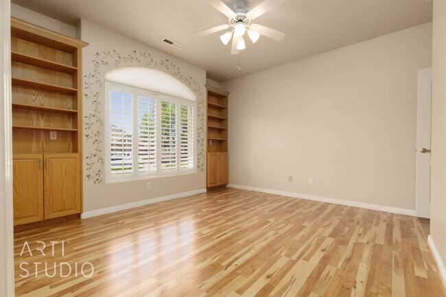 Building Photo - Stunning 3-Bedroom Home with Private Backy...
