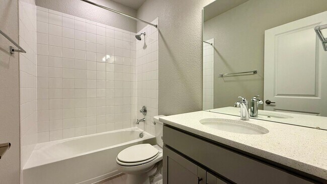 Building Photo - Modern Single-Family Home in Desirable Gol...