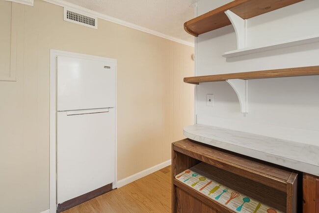 Building Photo - Rare 1-Bedroom in Fairview with Bonus Room...