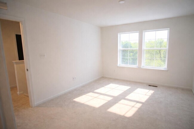 Building Photo - 117 WYTHE Way