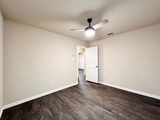Building Photo - 660 River Garden Dr