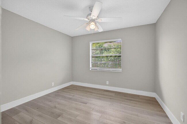 Building Photo - 1202 Essex Dr
