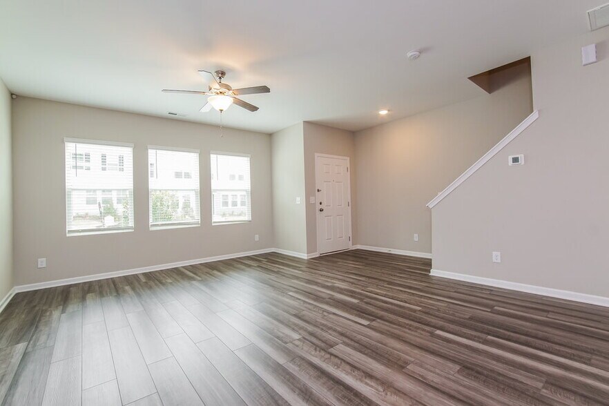 Building Photo - 544 Landing View Dr
