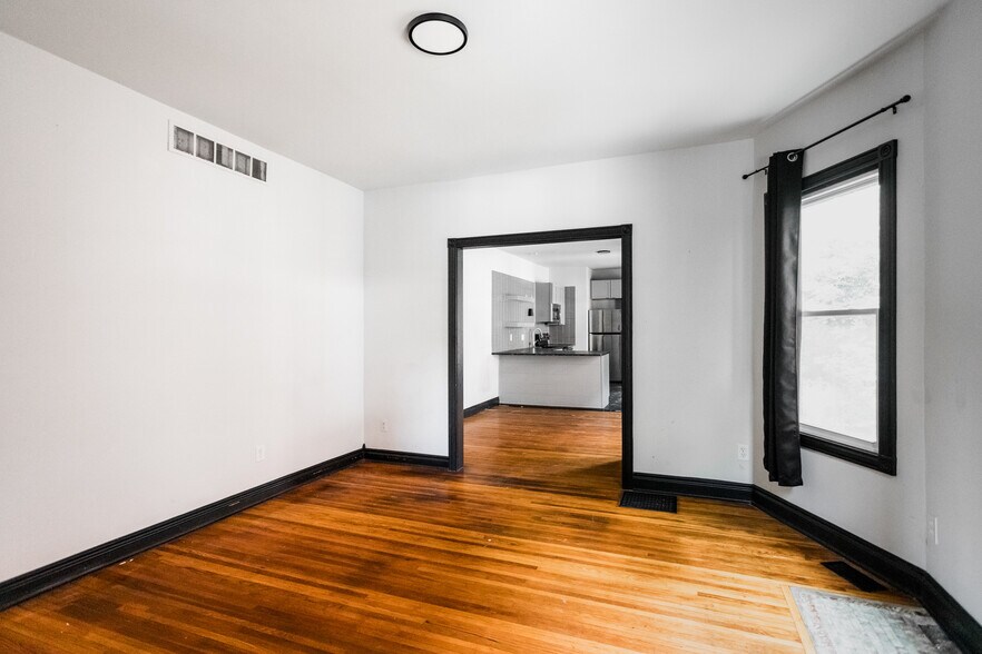 Building Photo - 4731 Trumbull St