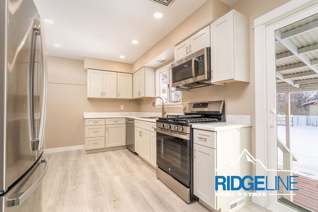 Building Photo - 204 19th Ave NW