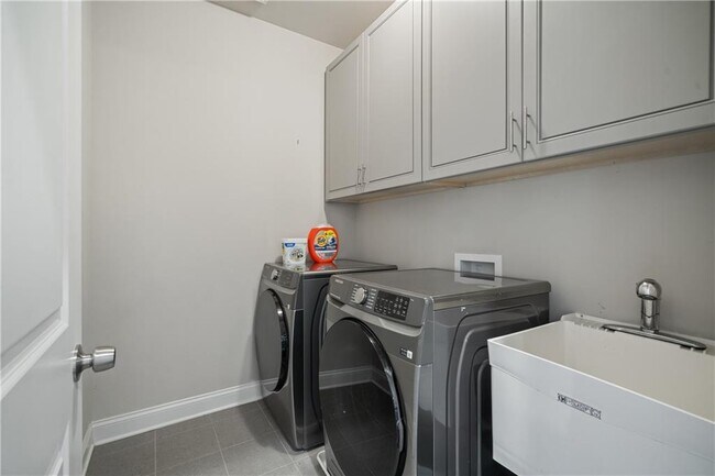 Building Photo - 4402 Income Cir