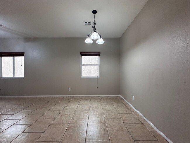 Building Photo - Spacious single story home w/3 beds, 2 bath, den, 2 car garage, near everything.