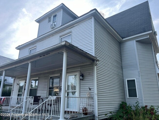 Building Photo - 945 William St