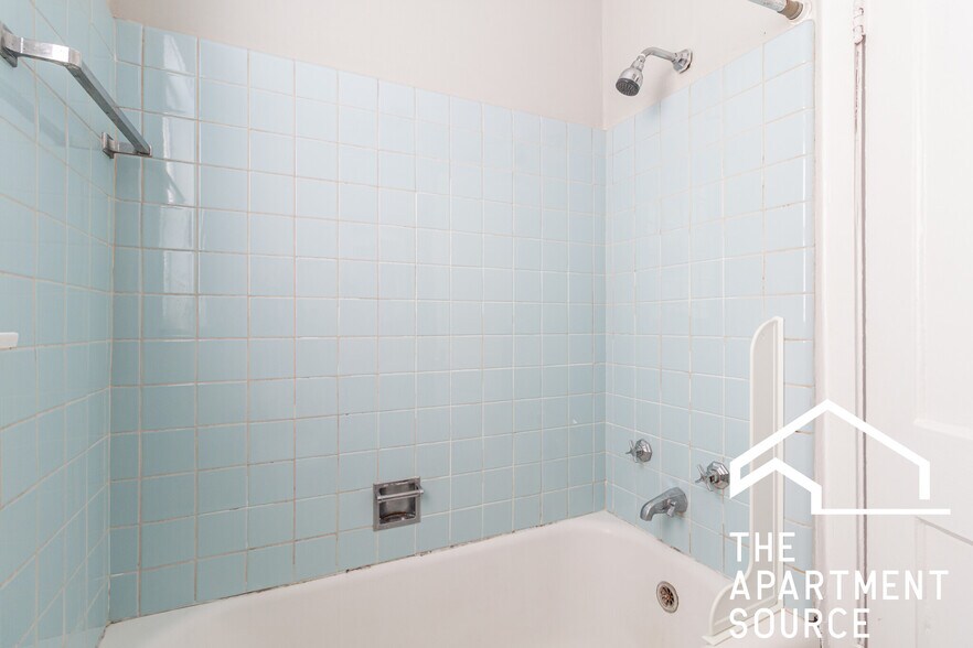 Building Photo - 4546 N Damen Ave