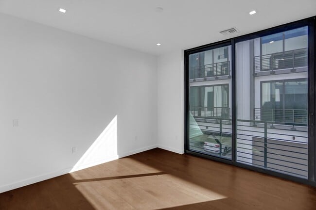 Building Photo - Gorgeous New Townhouse on the Beach