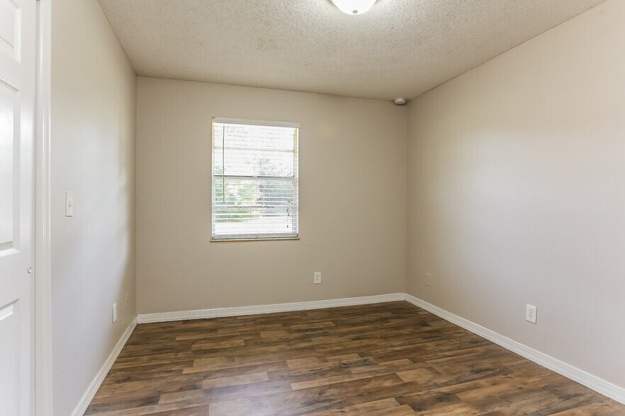 Building Photo - 8403 Deland Ave