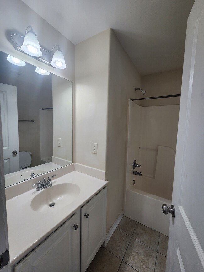 Building Photo - 2110 Lakeside Dr