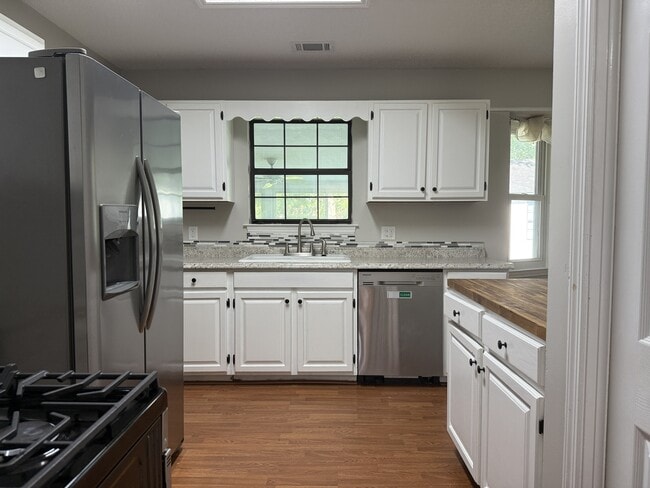 Building Photo - 122 Longleaf Cir