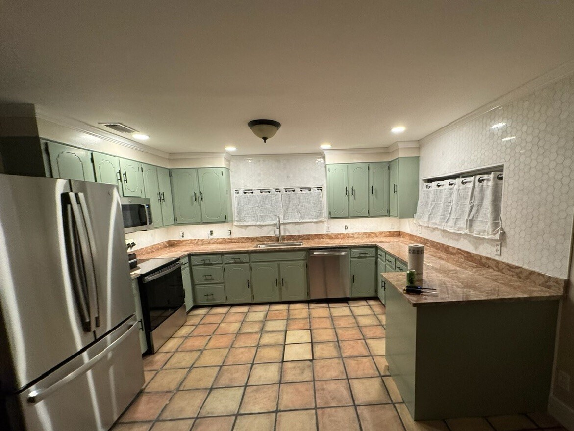 Kitchen - Plenty of overhead light for cooking/baking! - 406 Rosa Ave