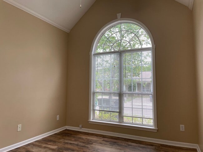 Building Photo - Town Home For Rent