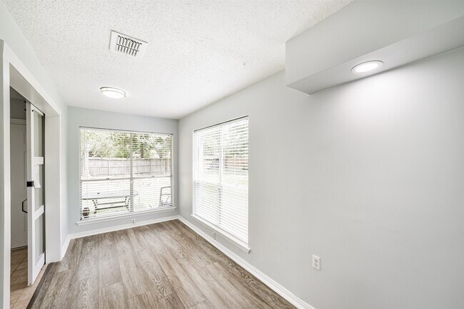 Building Photo - 9503 Dalmally St