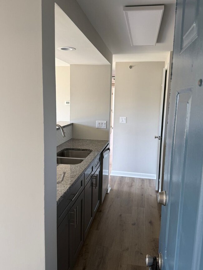 Building Photo - 3 BEDROOM CONDO. Walking Distance to Unive...