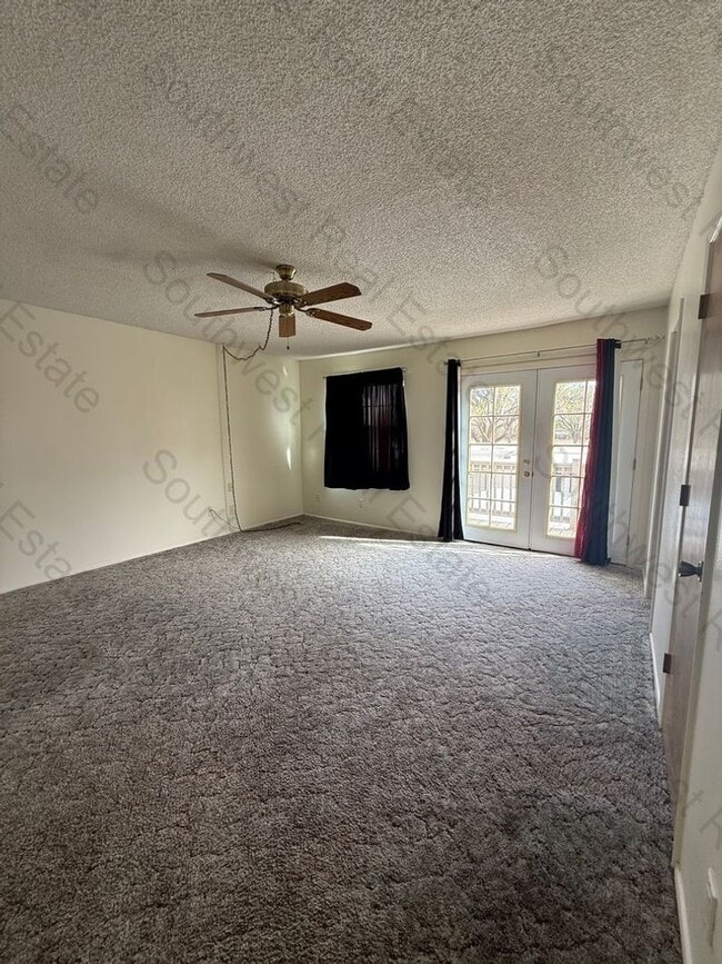 Building Photo - Spacious 2-bedroom 2 baths on the golf course!