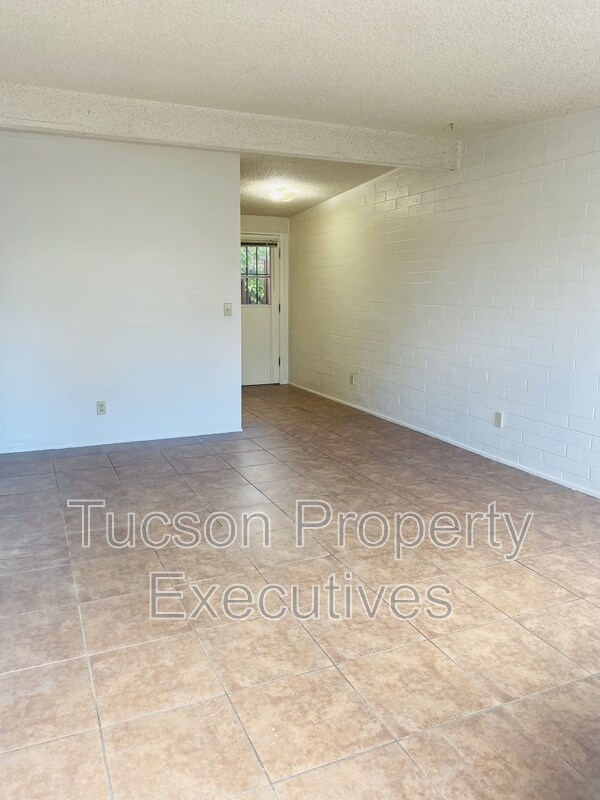 Building Photo - 4225 E Lee St