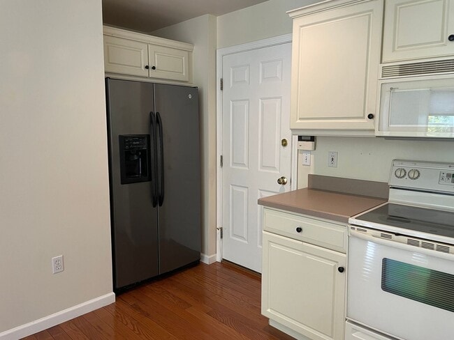 Building Photo - Luxury 3 Bedroom, 1.5 Bathroom End of Row ...