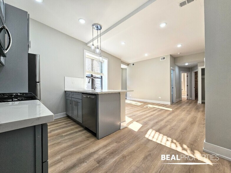 Building Photo - 428 W Belden Ave