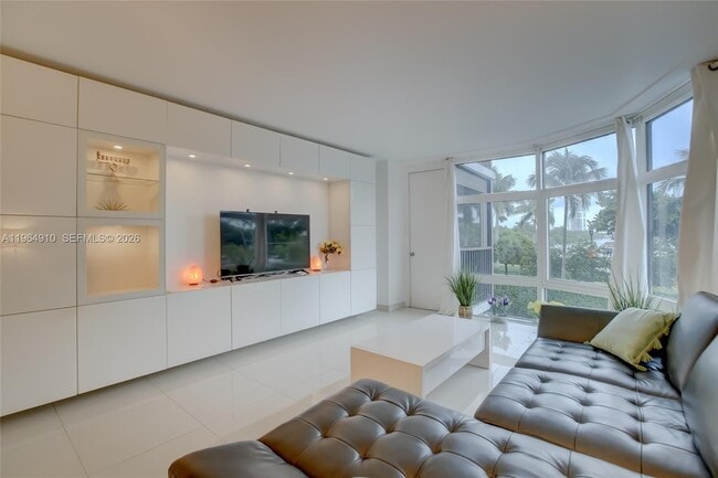 Building Photo - 3375 N Country Club Dr