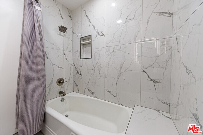 Building Photo - 722 Lincoln Blvd