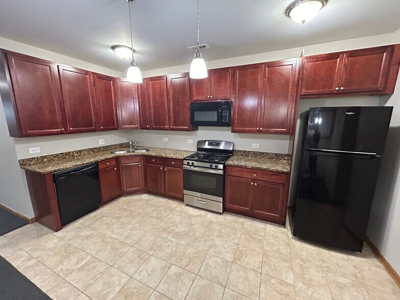 Building Photo - 5642 S Prairie Ave