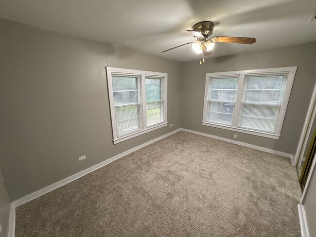 Building Photo - 4 Bed 2 Bath Home - HUGE BACKYARD