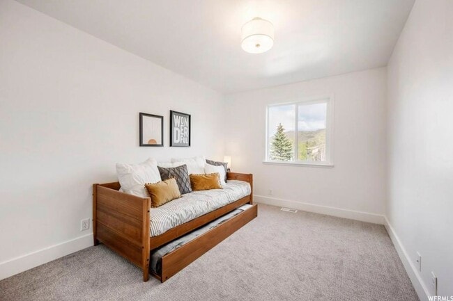 Building Photo - Designer Prospector Townhome