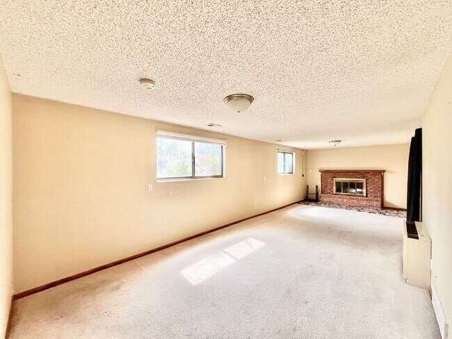 Building Photo - Large 3 Bedroom, 2 Bathroom Home in the Th...