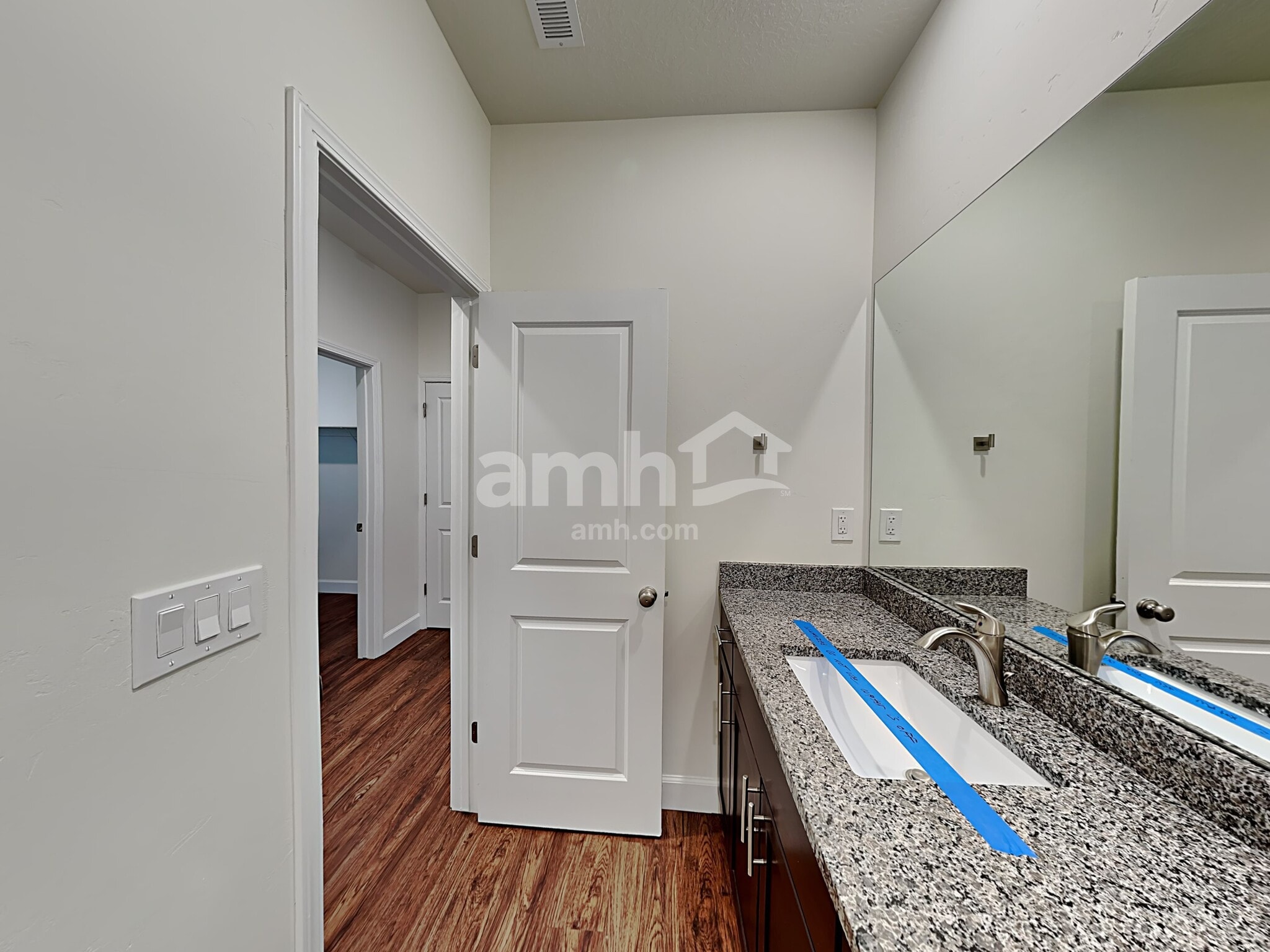Building Photo - 2403 E Surry Way