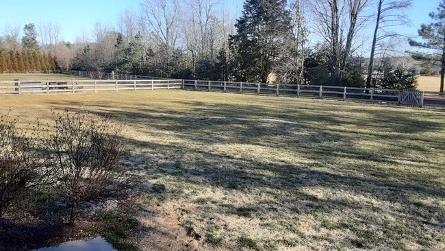 Building Photo - Country Estate Home in Ashland Area