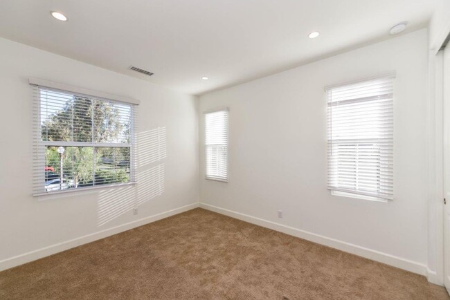 Building Photo - Irvine Single Family house 4bd/3ba Eastwoo...