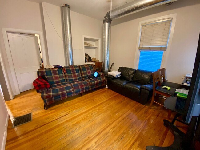 Building Photo - 5 bedroom /2 bath mins. from UC for $700/pp ($3500/mo) w/ off-street parking included!