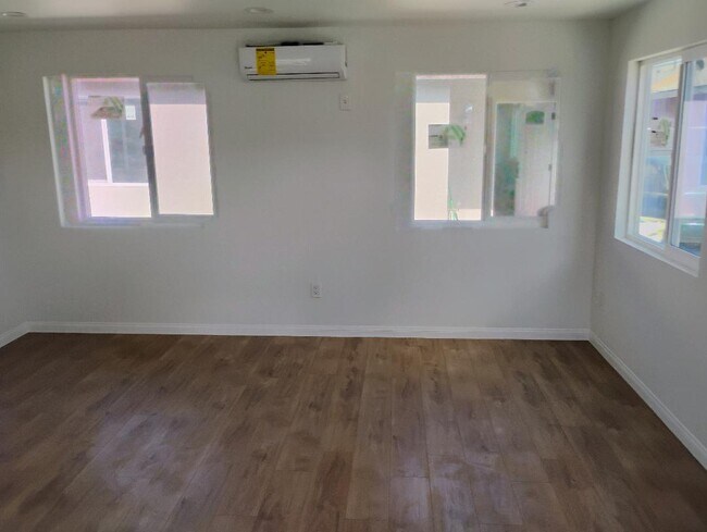 Building Photo - 11812 Berendo Ave