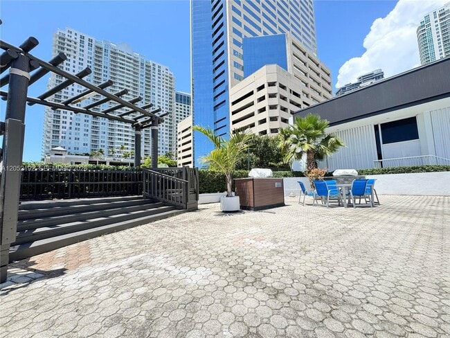 Building Photo - 825 Brickell Bay Dr