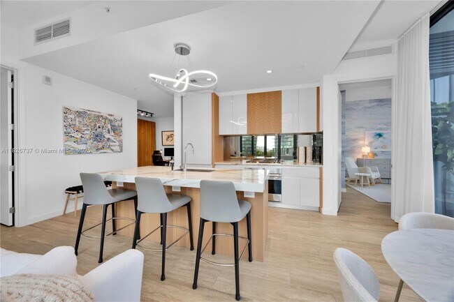 Building Photo - 2831 S Bayshore Dr