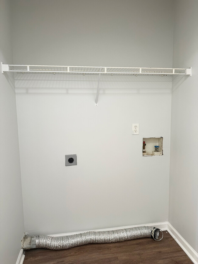 Washer & dryer connections - 1548 Blaze Ln