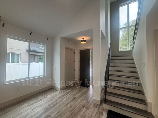 Building Photo - 722 Ellwood Ave