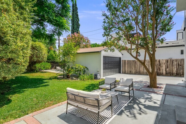 Building Photo - 4444 Cedros Ave