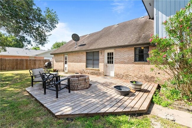 Building Photo - 607 E 11th St