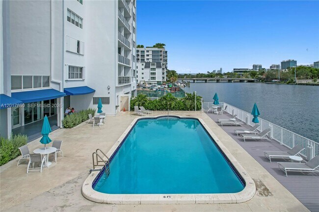 Building Photo - 9381 E Bay Harbor Dr