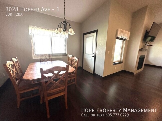 Building Photo - 3028 Hoefer Ave