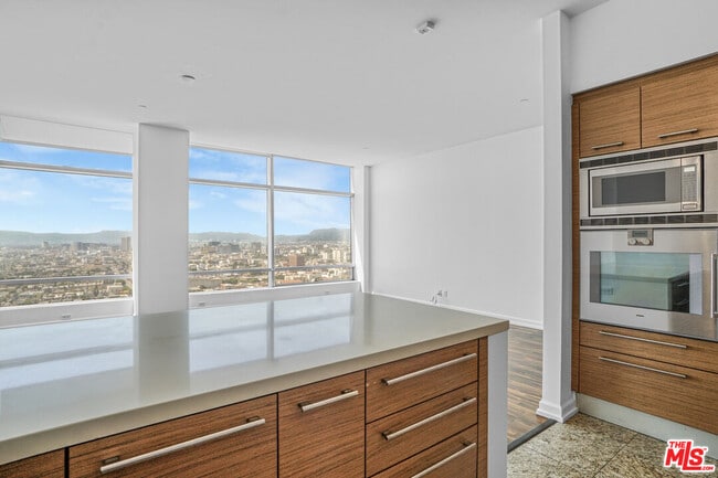 Building Photo - 900 W Olympic Blvd