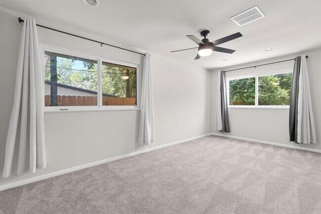 Building Photo - 501 Arbor Ln