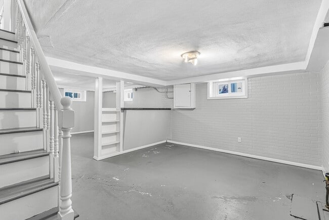 Building Photo - 131 Hibbert St